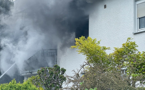 FW Wenden: Zimmerbrand in Wenden: Feuer greift von Balkon auf Wohnung und Dach über - Foto: presseportal.de
