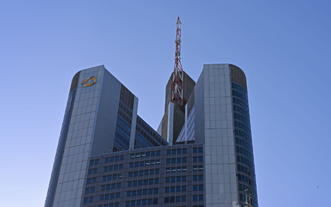 Die Commerzbank wehrt sich seit Monaten gegen eine mögliche Übernahme durch die Unicredit. (Archivbild) - Foto: Michael Brandt/dpa
