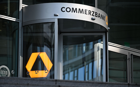 Anfang 2025 hatte die Commerzbank den Abbau von fast 4.000 Vollzeitstellen angekündigt, überwiegend in Deutschland. (Archivbild) - Foto: Michael Brandt/dpa