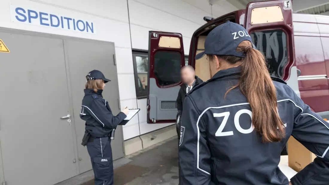 HZA-M: Bundesweite Schwerpunktprüfung gegen Schwarzarbeit und illegale Beschäftigung Münchner Zoll überprüft Kurier-, Express- und Paketdienstleister - Bild: presseportal.de