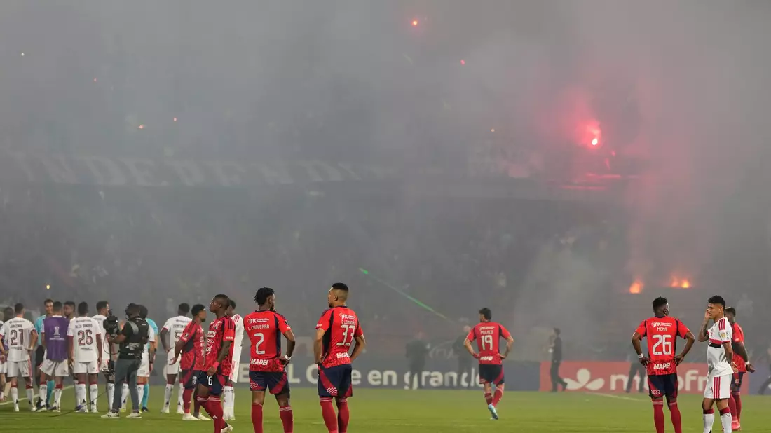Fans von Medellin sorgen für den Spielabbruch.  - Bild: Fernando Vergara/AP/dpa