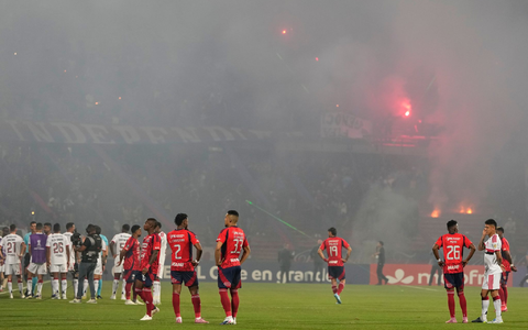 Fans von Medellin sorgen für den Spielabbruch.  - Foto: Fernando Vergara/AP/dpa