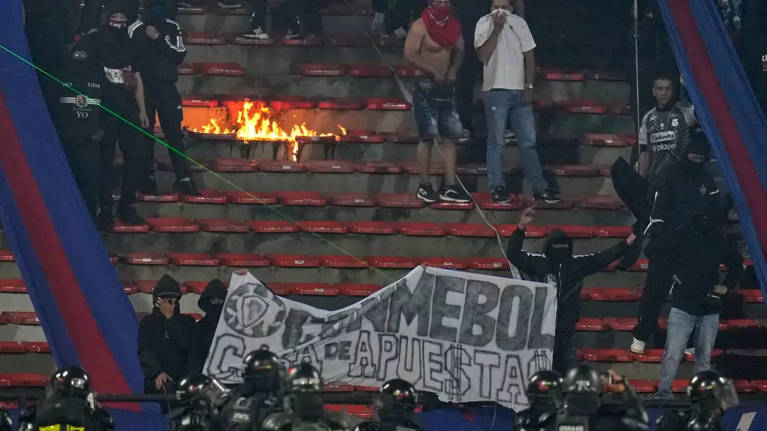 Auch im Stadion gab es Verwüstungen. - Bild: Fernando Vergara/AP/dpa