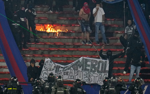 Auch im Stadion gab es Verwüstungen. - Foto: Fernando Vergara/AP/dpa