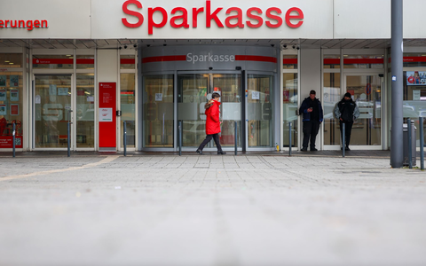 Erste Sparkassenkunden in Gelsenkirchen bekommen Dokumente aus ihren aufgebrochenen Schließfächern zurück. (Archivbild) - Foto: Christoph Reichwein/dpa
