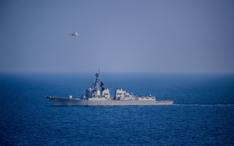 Der Lenkwaffenzerstörer «USS Mason» gehört zu den Kriegsschiffen, die vom Iran nach US-Darstellung in der Straße von Hormus angegriffen wurden. (Archivbild)  - Foto: Petty Officer Samantha Alaman/DVIDS/US Navy/dpa