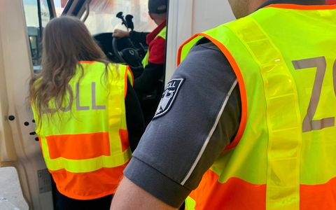HZA-N: Hauptzollamt Nürnberg prüft Speditions-, Transport- und Logistikgewerbe / Kontrollen im Rahmen einer bundesweiten Schwerpunktprüfung - Foto: ZOLL, presseportal.de