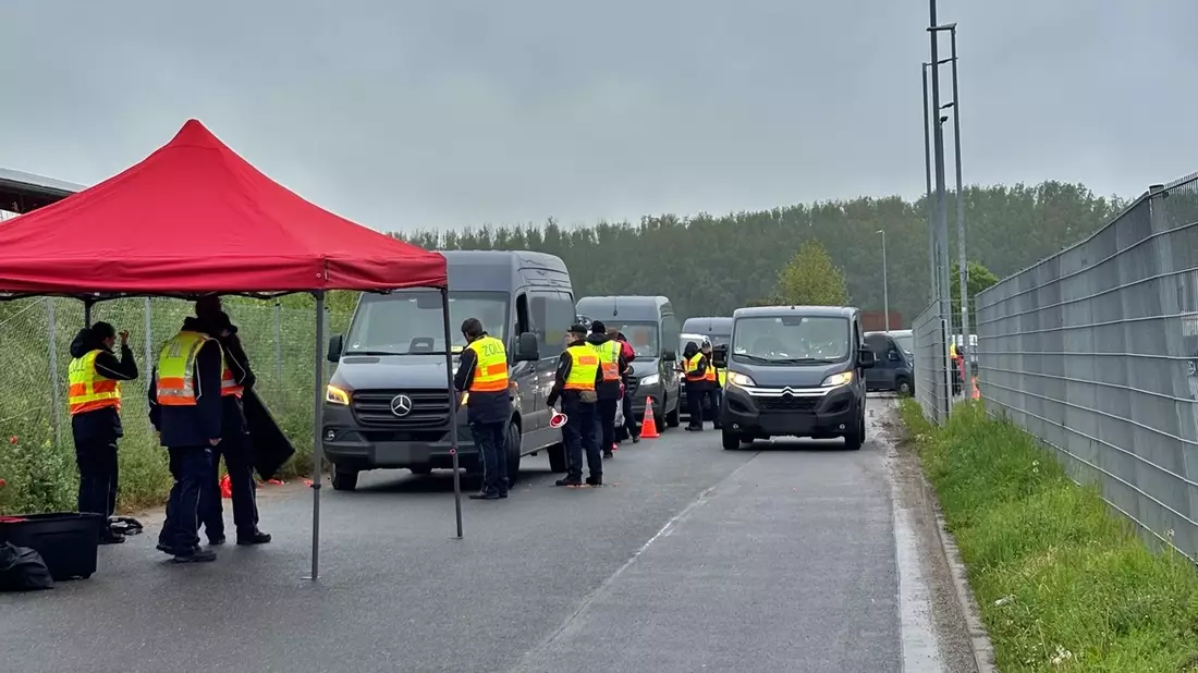 HZA-BS: Finanzkontrolle Schwarzarbeit des Hauptzollamts Braunschweig überprüft Kurierdienste - Bundesweite Schwerpunkprüfung gegen Schwarzarbeit und illegale Beschäftigung - Bild: presseportal.de