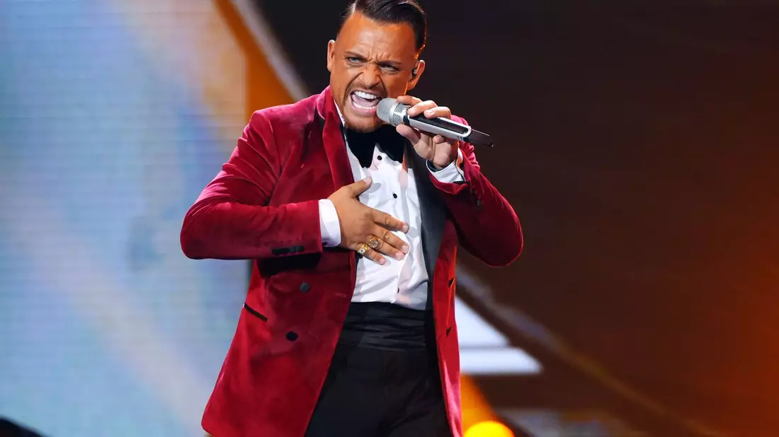 Nach 16 Jahren wieder im DSDS-Finale: Menowin Fröhlich - Bild: Stefan Gregorowius/RTL/dpa