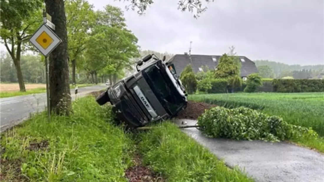 POL-KLE: Straelen - Lkw kommt von der Straße ab und kippt um: Ermittlungen nach Verkehrsunfallflucht - Bild: presseportal.de