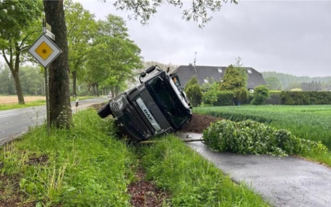 POL-KLE: Straelen - Lkw kommt von der Straße ab und kippt um: Ermittlungen nach Verkehrsunfallflucht - Foto: presseportal.de