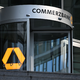 Anfang 2025 hatte die Commerzbank den Abbau von fast 4.000 Vollzeitstellen angekündigt, überwiegend in Deutschland. (Archivbild) - Foto: Michael Brandt/dpa