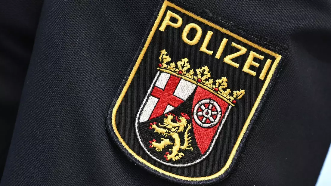 Die Polizei ist mit Großaufgebot vor Ort. (Symbolbild) - Bild: Arne Dedert/dpa