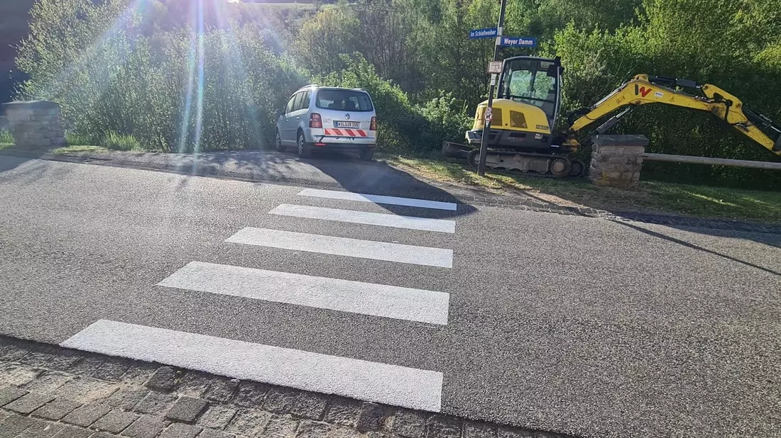 POL-PDTR: Eingriff in den Straßenverkehr bei Dhronecken durch Aufmalen eines Fußgängerüberweges - Bild: presseportal.de
