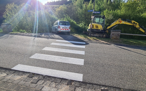 POL-PDTR: Eingriff in den Straßenverkehr bei Dhronecken durch Aufmalen eines Fußgängerüberweges - Foto: presseportal.de