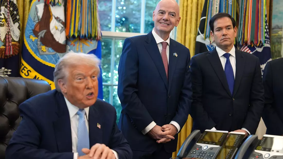 Bei den Ticketpreisen für die Fußball-WM kommt selbst Donald Trump ins Staunen. (Archivbild) - Bild: Evan Vucci/AP/dpa