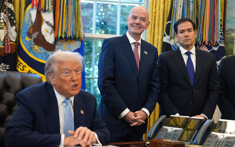 Bei den Ticketpreisen für die Fußball-WM kommt selbst Donald Trump ins Staunen. (Archivbild) - Foto: Evan Vucci/AP/dpa