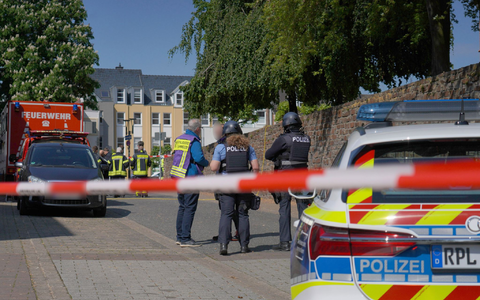 Einsatzkräfte sind mit einem Großaufgebot vor Ort.   - Foto: Sascha Ditscher/dpa