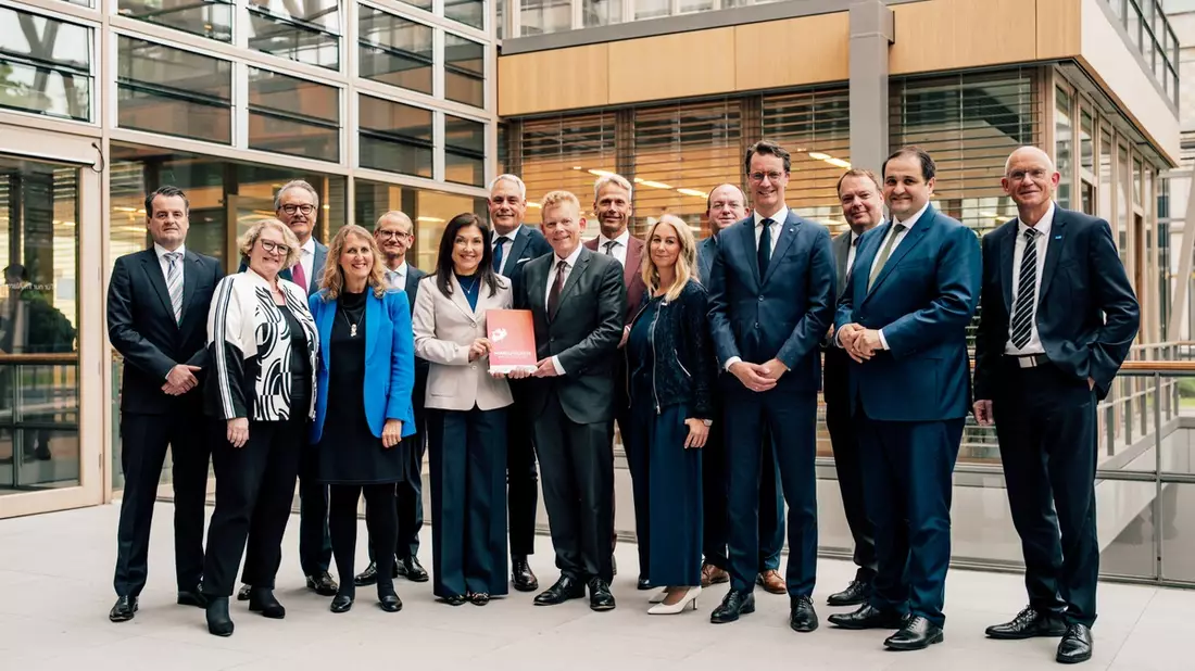 Delegation aus Konzernvorständen und Ministerpräsident Wüst übergibt Modellprojekte an Bundesregierung in Berlin / Innovationen aus dem Ruhrgebiet und NRW als Blaupause für ganz Deutschland - Bild: presseportal.de