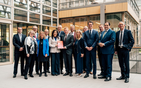 Delegation aus Konzernvorständen und Ministerpräsident Wüst übergibt Modellprojekte an Bundesregierung in Berlin / Innovationen aus dem Ruhrgebiet und NRW als Blaupause für ganz Deutschland - Foto: presseportal.de
