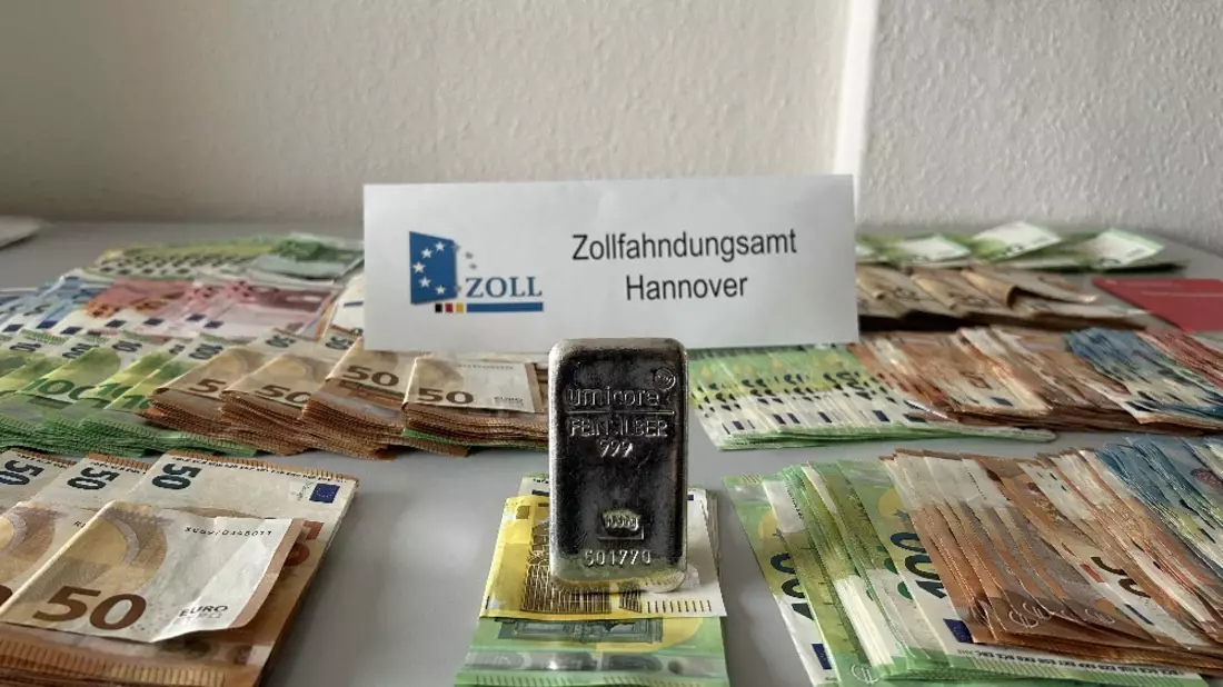 ZOLL-H: ZOLL geht gegen den organisierten, illegalen Zigarettenhandel in Sachsen-Anhalt vor / 11 Durchsuchungen in Köthen; über 100.000 unversteuerte Zigaretten und 67.000 Euro Bargeld beschlagnahmt - Bild: presseportal.de