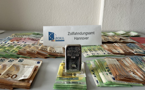 ZOLL-H: ZOLL geht gegen den organisierten, illegalen Zigarettenhandel in Sachsen-Anhalt vor / 11 Durchsuchungen in Köthen; über 100.000 unversteuerte Zigaretten und 67.000 Euro Bargeld beschlagnahmt - Foto: presseportal.de