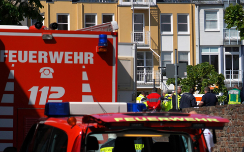Rettungswagen, Polizisten und Polizeifahrzeuge stehen in der Nähe des Einsatzortes. - Foto: Sascha Ditscher/dpa