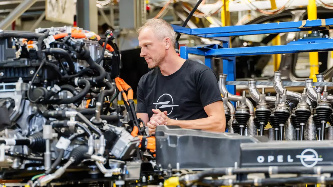 Opel blickt auf eine lange Tradition im Fahrzeugbau zurück. - Bild: Andreas Arnold/dpa