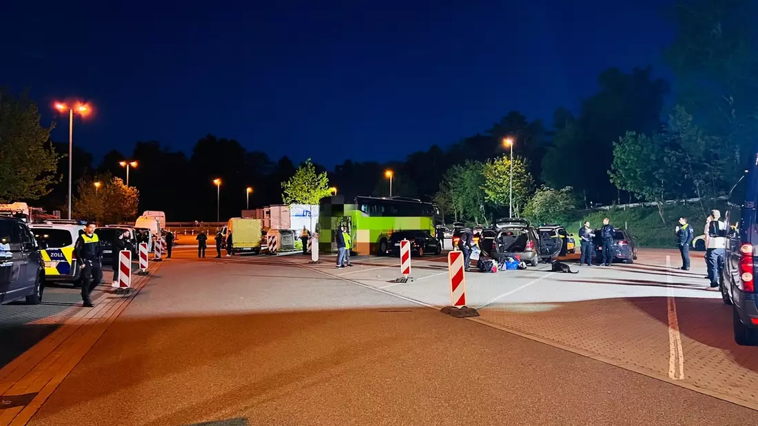 POL-LG: 254 Fahrzeuge bei Großkontrolle der Regionalen Kontrollgruppe auf A1 überprüft - Bild: presseportal.de