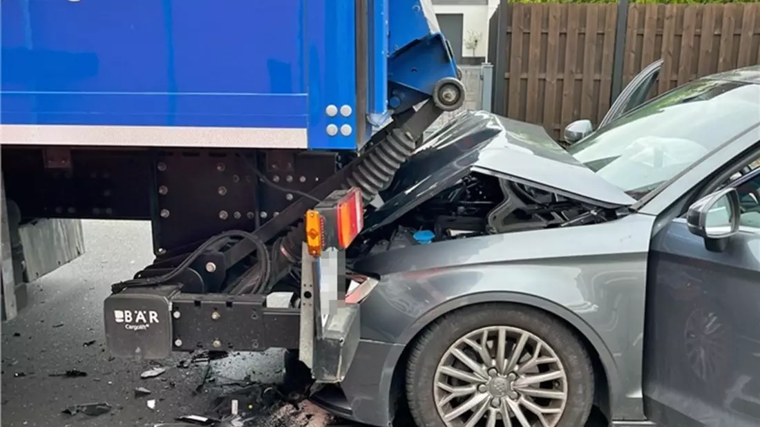 POL-ME: Fahrer war abgelenkt: Auffahrunfall mit hohem Sachschaden - 2605026 - Bild: presseportal.de