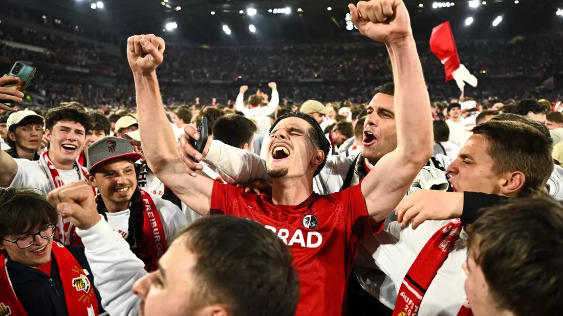 Ekstase nach dem Final-Einzug: Stürmer Igor Matanovic jubelt mit den Fans. - Bild: Tom Weller/dpa