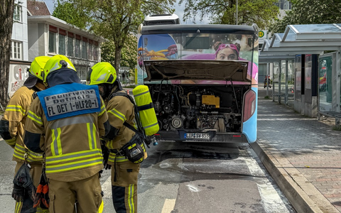 FW-DT: Brennender Bus - Foto: presseportal.de