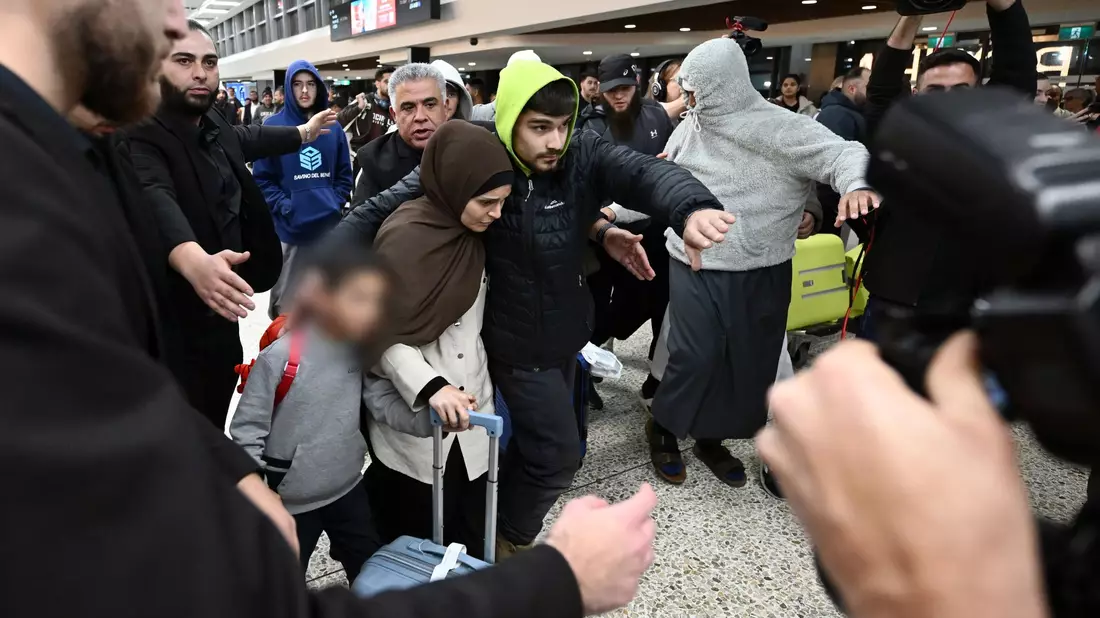 Bei der Ankunft der Frauen sei es teils zu chaotischen Szenen am Flughafen gekommen, berichten australische Medien.  - Bild: Joel Carrett/AAP/dpa