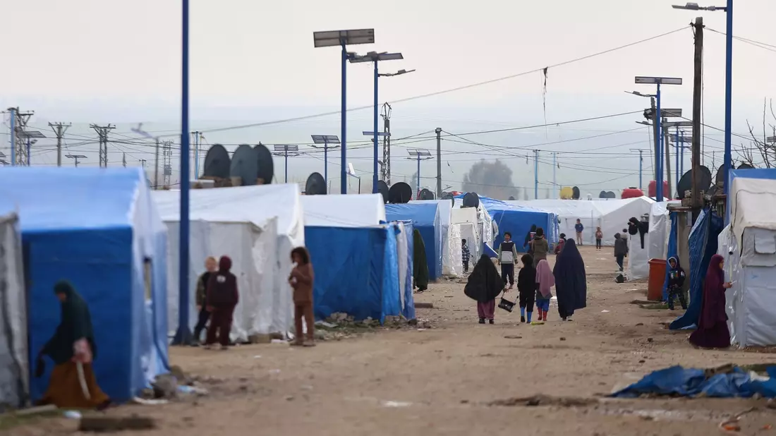 Vor ihrer Rückkehr nach Australien sollen die Frauen und ihre Kinder mehrere Jahre im Roj-Lager gelebt haben. (Archiv) - Bild: Baderkhan Ahmad/AP/dpa