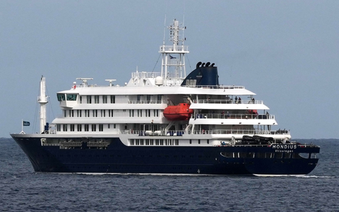 Das Kreuzfahrtschiff «Hondius» verließ den Hafen von Praia und fährt nun Richtung Teneriffa. - Foto: Misper Apawu/AP/dpa