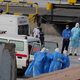Drei Personen wurden bereits am Donnerstag vom Schiff «Hondius» evakuiert.  - Foto: Misper Apawu/AP/dpa
