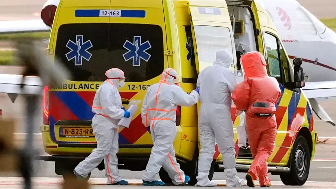 Sanitäter begleiteten eine Person mit Verdacht auf eine Hantavirus-Infektion auf dem Amsterdamer Flughafen zu einem Krankenwagen. - Bild: Peter Dejong/AP/dpa