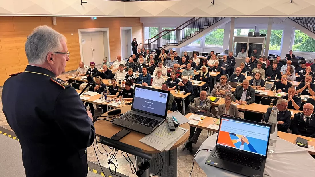 Einblicke zur Verarbeitung unmenschlicher Belastungen / Erfolgreiches 12. Symposium Hilfe für Helferinnen und Helfer in den Feuerwehren - Bild: presseportal.de