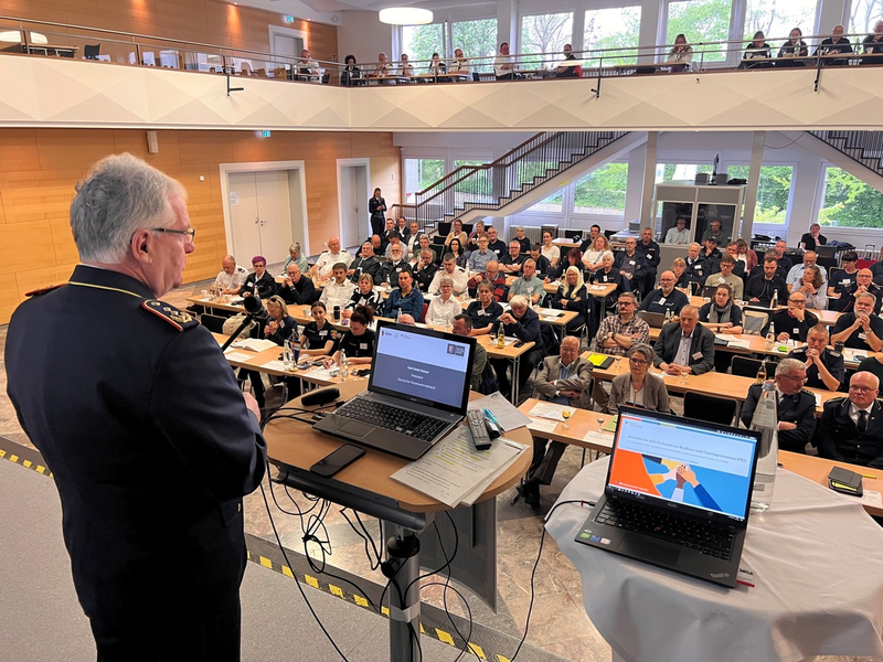 Einblicke zur Verarbeitung unmenschlicher Belastungen / Erfolgreiches 12. Symposium Hilfe für Helferinnen und Helfer in den Feuerwehren - Foto: presseportal.de