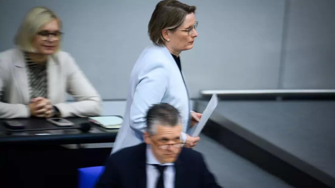 Justizministerin Stefanie Hubig sieht das beschlossene Gesetz als wichtigen Schritt.  - Bild: Bernd von Jutrczenka/dpa