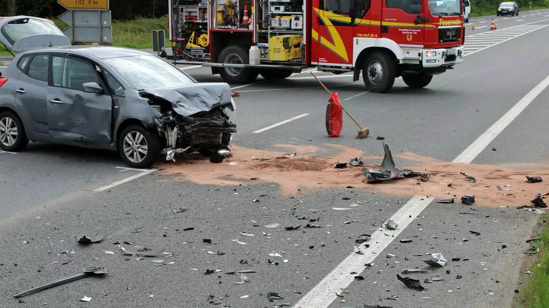 POL-DN: Zwei verletzte Personen bei Kollision im Einmündungsbereich - Bild: presseportal.de