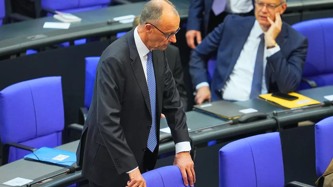 18 Stimmen aus der Koalition fehlen Merz im ersten Wahlgang bei der Kanzlerwahl. (Archivbild) - Bild: Michael Kappeler/dpa