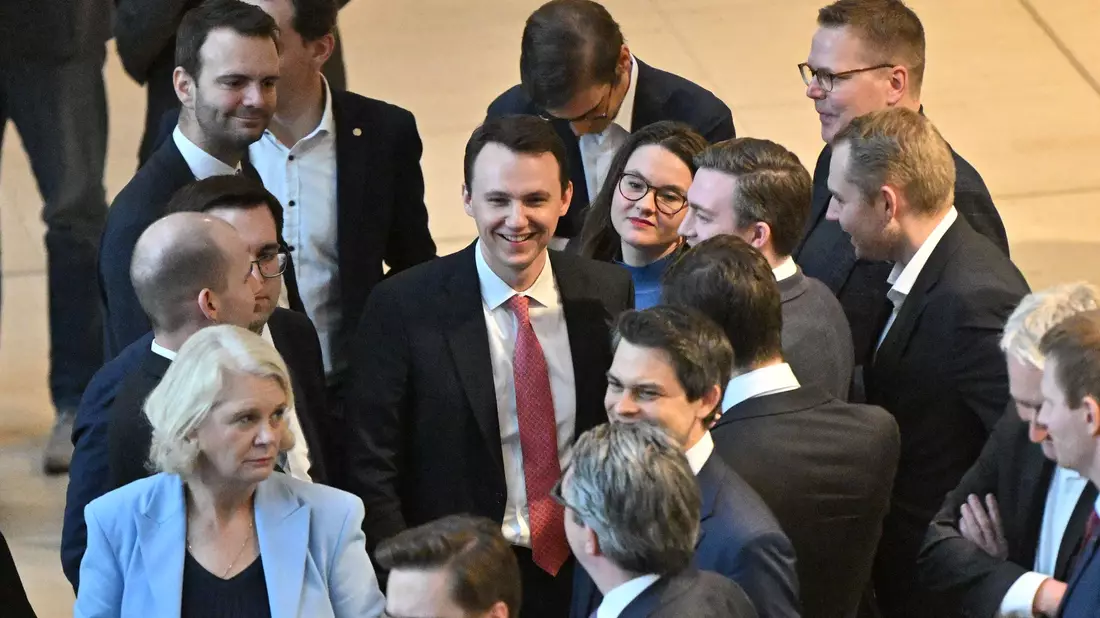 Vor allem junge Unionsabgeordnete machten gegen das Rentenpaket der Koalition mobil. (Archivbild) - Bild: Christophe Gateau/dpa