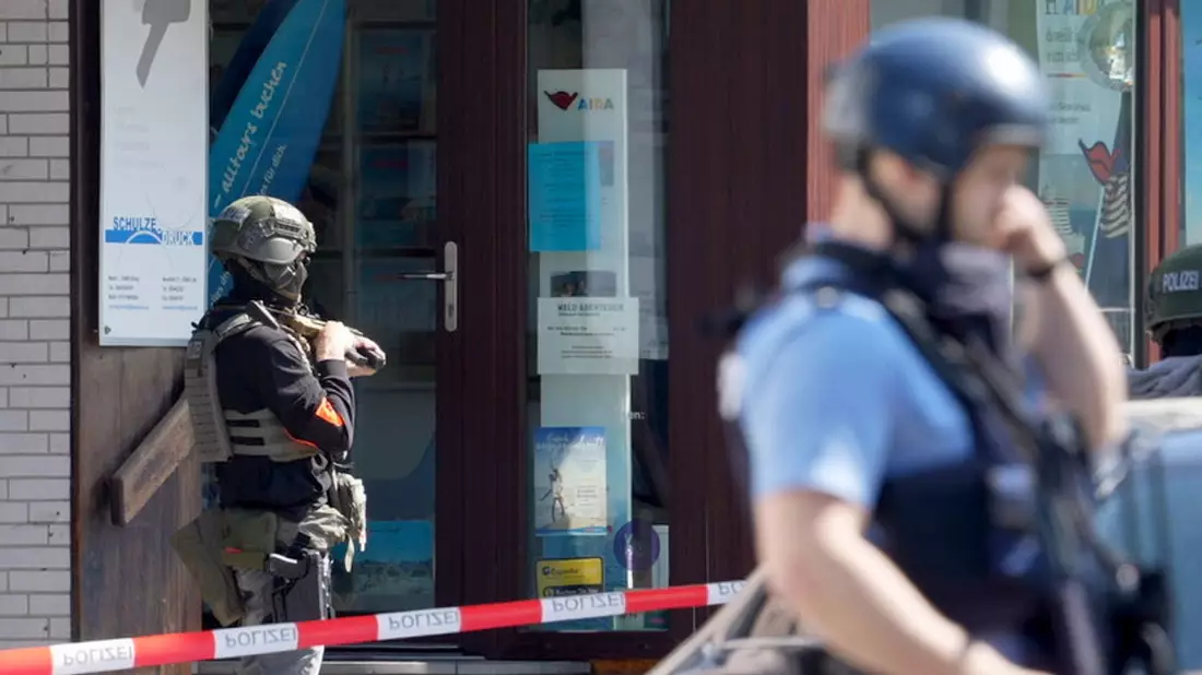 Die Polizei muss abwarten, wie sich die Lage «in den nächsten Minuten, Stunden» entwickelt. - Bild: Thomas Frey/dpa