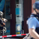 Die Polizei muss abwarten, wie sich die Lage «in den nächsten Minuten, Stunden» entwickelt. - Foto: Thomas Frey/dpa