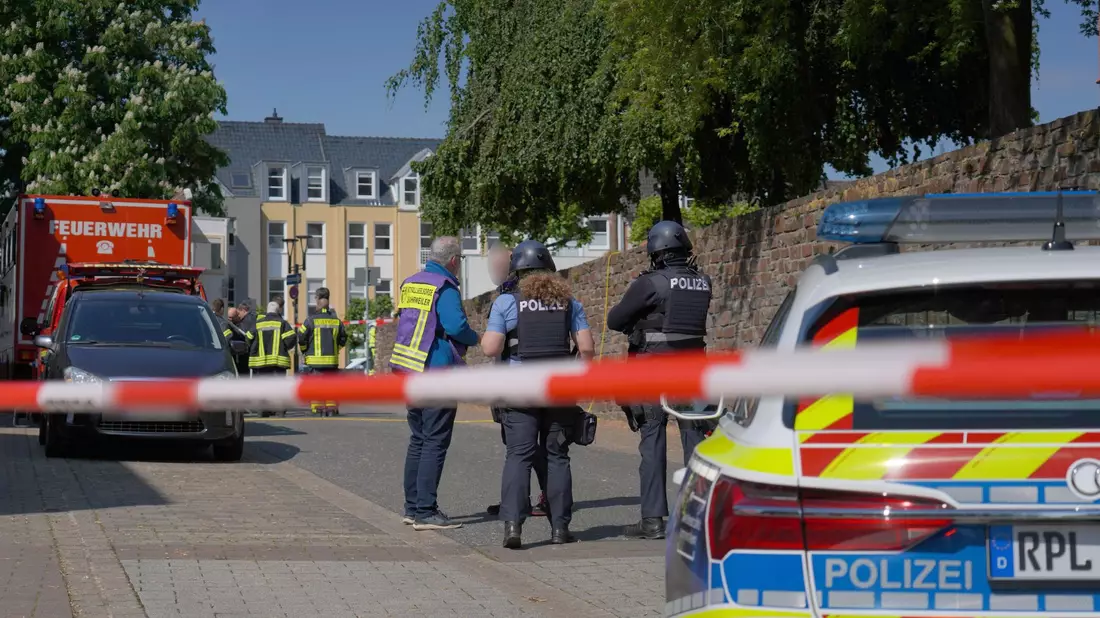 Einsatzkräfte sind mit einem Großaufgebot vor Ort.   - Bild: Sascha Ditscher/dpa