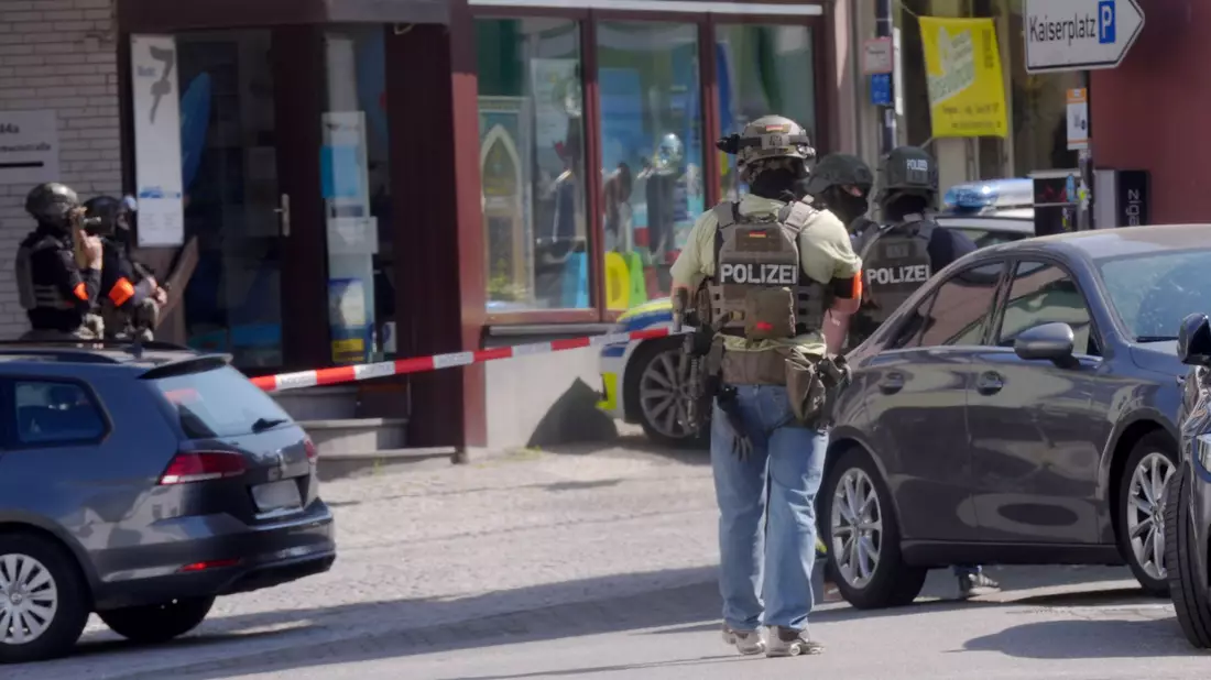 Die Polizei verfolgt eine bestimmte Taktik.  - Bild: Thomas Frey/dpa