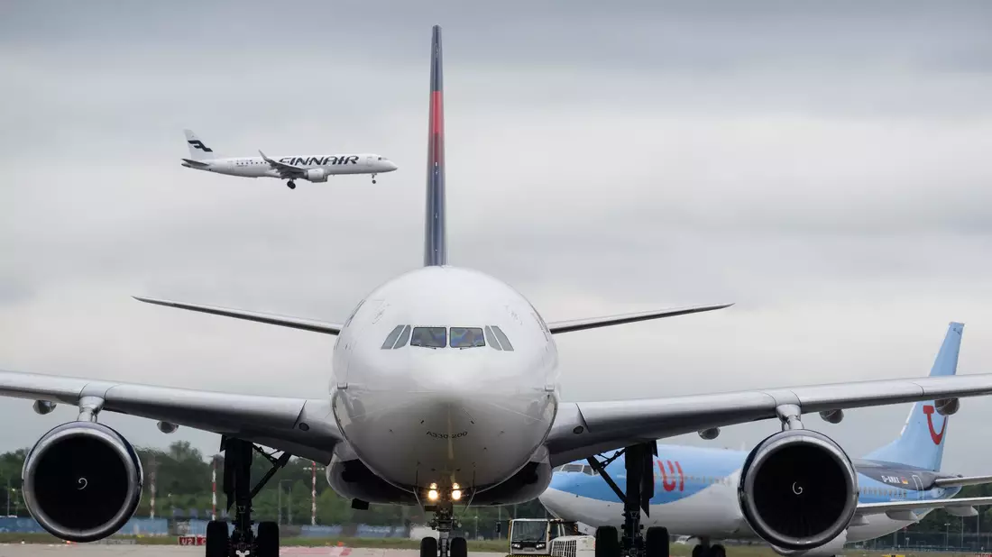 Hohe Kerosinpreise sind laut EU-Kommission kein außergewöhnlicher Umstand: Fluggäste müssen bei Flugstreichungen entschädigt werden. - Bild: Boris Roessler/dpa