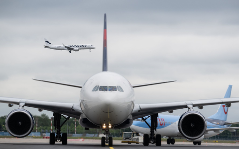 Hohe Kerosinpreise sind laut EU-Kommission kein außergewöhnlicher Umstand: Fluggäste müssen bei Flugstreichungen entschädigt werden. - Foto: Boris Roessler/dpa
