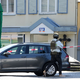 Polizeikräfte halten sich rund um die Bankfiliale bereit.  - Foto: Thomas Frey/dpa